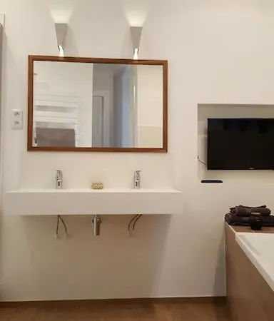 Center Of - Large Refurbished Historic Flat