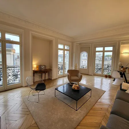 Center Of - Large Refurbished Historic Flat Apartment *