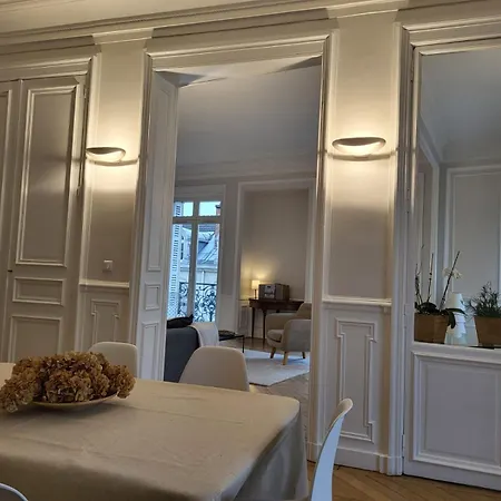 Center Of - Large Refurbished Historic Flat Apartment *