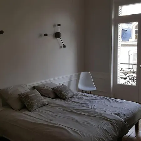 Center Of - Large Refurbished Historic Flat Apartment Reims
