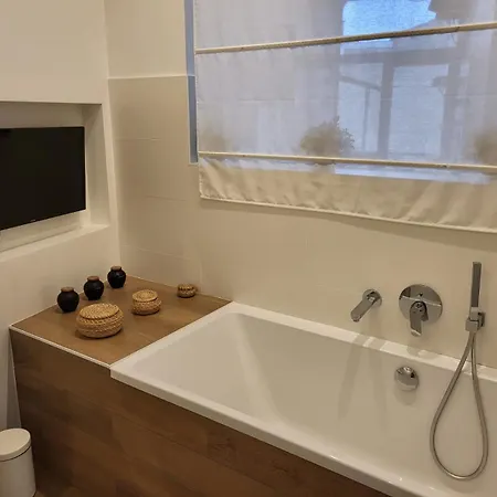 Center Of - Large Refurbished Historic Flat *