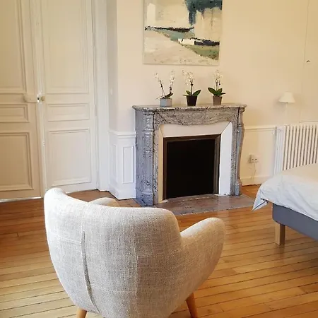 Center Of - Large Refurbished Historic Flat *