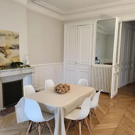 Center Of - Large Refurbished Historic Flat Reims